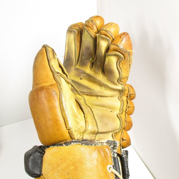Vintage 1960's ROLLY 650 Hockey Gloves Made in Canada - Picture 4 of 5